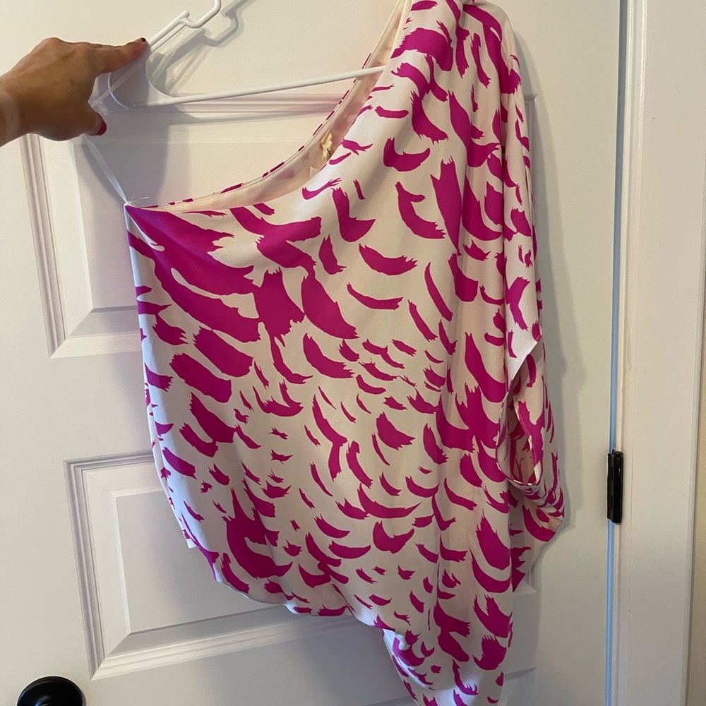Asymmetrical patterned top.